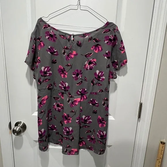 Torrid Women Gray Purple Floral Short Sleeve Keyhole Back Blouse Size 0‎ - Picture 4 of 7